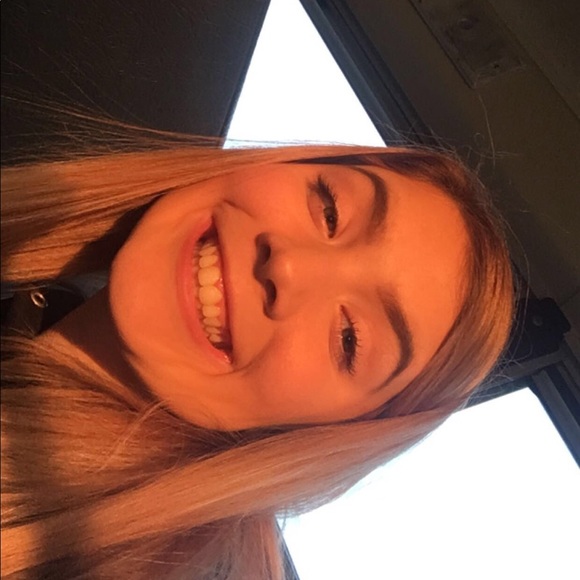 Meet your Posher, Allyssa - Picture 1 of 5